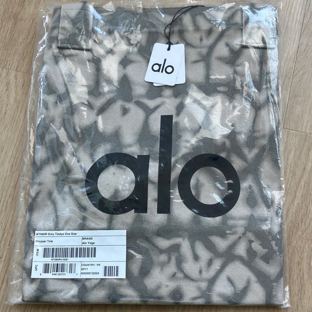 NWT Alo Yoga Iconic Large Tie Dye Tote